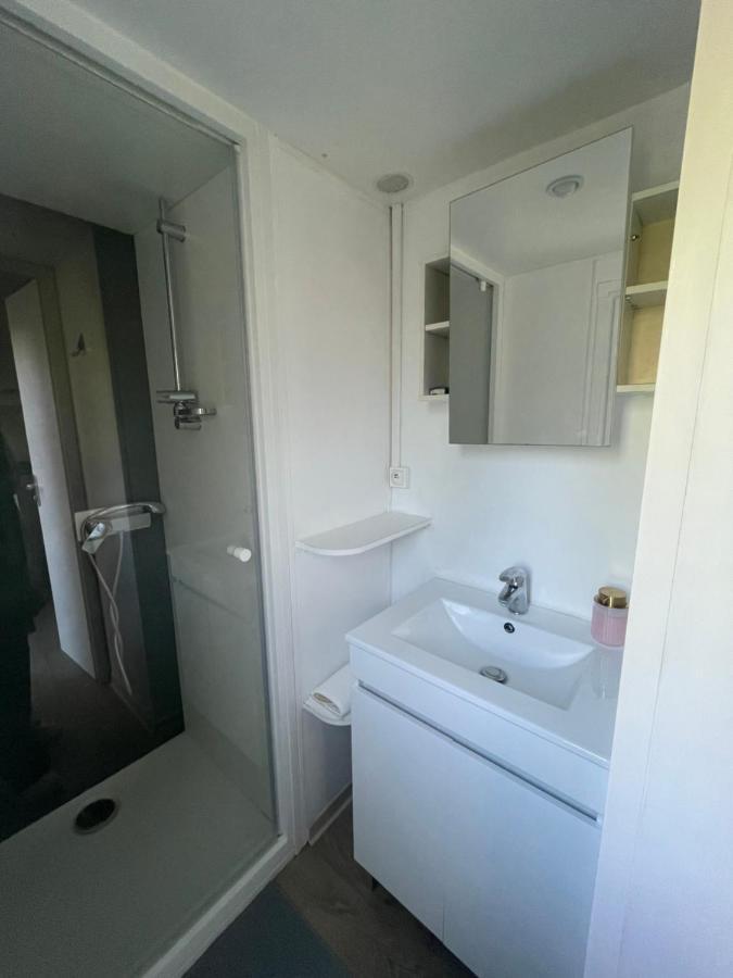 Mobil-Home Au Pied Du Luberon لا روكي دي انثيرون المظهر الخارجي الصورة