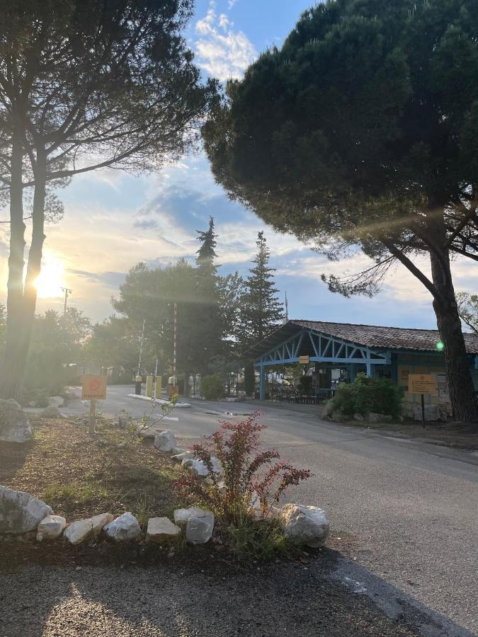 Mobil-Home Au Pied Du Luberon لا روكي دي انثيرون المظهر الخارجي الصورة