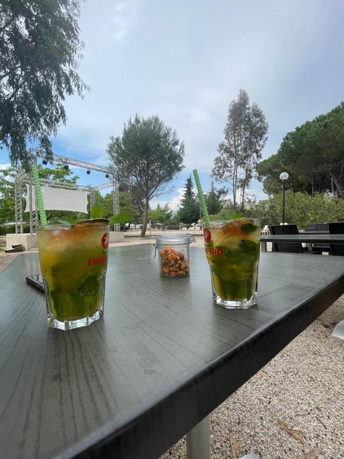 Mobil-Home Au Pied Du Luberon لا روكي دي انثيرون المظهر الخارجي الصورة