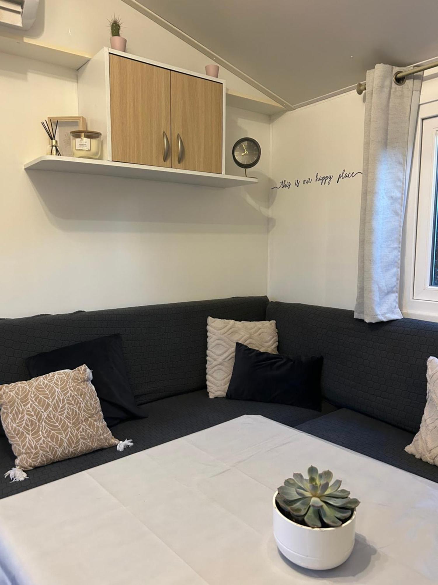 Mobil-Home Au Pied Du Luberon لا روكي دي انثيرون المظهر الخارجي الصورة